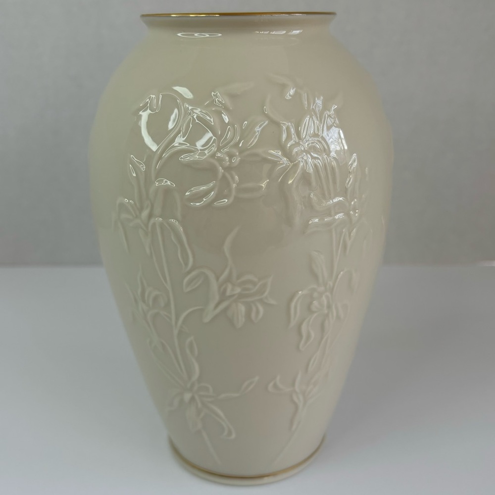 Lenox Masterpiece Collection Vase Iris Floral Ivory 24K Gold Trim 7.5” Vtg USA